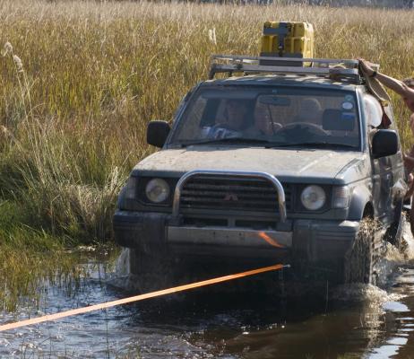 Geländewagen wird aus dem Wasser geborgen