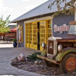 Das urige Canyon Road House ist mit Fahrzeugwracks dekoriert