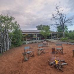 Die Boma im Chobe Elephant Camp in Botswana - gemütlich am Lagerfeuer zusammensitzen nach der Safari 