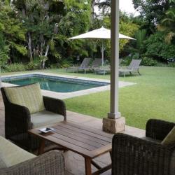 Sitzecken und Pool, Kingsmead Guesthouse in Harare 