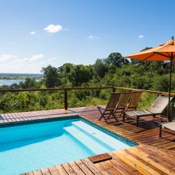 Der Poolbereich des Chobe Elephant Camp an der westlichen Chobe Riverfront in Botswana
