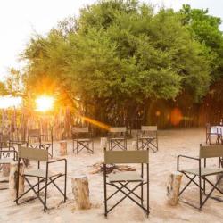 Das erste Frühstück im Sango Safari Camp wird in der Boma am Lagerfeuer serviert