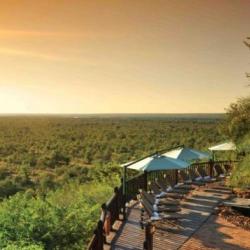 Victoria Falls Safari Lodge, Terrasse mit Blick auf den Nationalpark