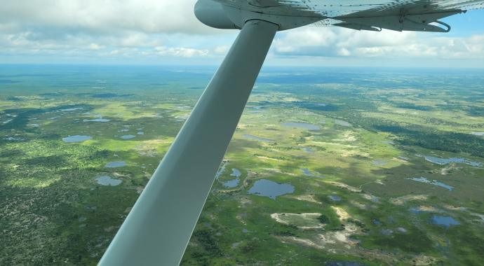 Flug über das Okavango Delta