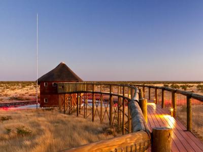 Das Olifantsrus Wasserloch im Etosha Nationalpark - Namibia Camping Rundreise © NWR 